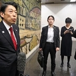 　記者団の取材に応じる福岡県の服部誠太郎知事＝２５日午前、福岡県庁