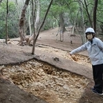 　五塚原古墳の発掘調査で新たに見つかったスロープ状の平らな面＝２５日午前、京都府向日市