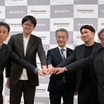 　新会社「Ｇｅｎｚｏ　ＡＩ」の社長に就任する島津製作所の川村亮太主任（左から２人目）ら＝２５日午前、京都市中京区