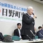 　「日野町事件」の再審公判に向けた第１回３者協議終了後、記者会見する阪原弘次さん（前列中央）ら＝２５日午後、大津市