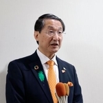 　鳥取県議会閉会後、取材に応じる平井伸治知事＝２５日午後