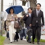 　熱海土石流を巡る訴訟の口頭弁論のため、静岡地裁沼津支部へ向かう遺族（左）ら＝２５日午前