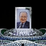 　共産党の不破哲三前議長の葬儀で、祭壇に飾られた遺影＝２５日午後、東京都新宿区