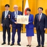 　第１０回「ものづくり日本大賞」の表彰式で、高市首相（中央右）と記念写真に納まる福井経編興業の高木義秀社長（同左）ら。右から２人目は赤沢経産相＝２５日午後、首相官邸