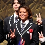 　Ｎ高の卒業式でポーズをとるサーフィン女子の池田美来＝２５日、大阪市