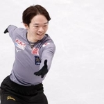 　公式練習で調整する鍵山優真＝プラハ（共同）