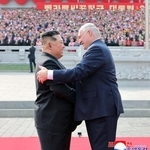 　訪朝したベラルーシのルカシェンコ大統領（右）を歓迎する金正恩朝鮮労働党総書記＝２５日、平壌の金日成広場（朝鮮中央通信＝共同）