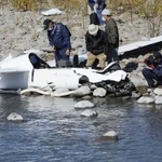 　墜落したグライダーを確認する運輸安全委員会の航空事故調査官ら＝２０２１年、北海道美瑛町