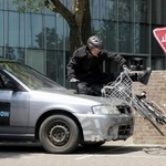 　スタントマンによる自転車と車の事故の実演＝２０２４年、東京都世田谷区の日本体育大のキャンパス