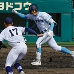 　大垣日大-山梨学院　７回裏山梨学院２死満塁、石井が中前に勝ち越しの２点打を放ちガッツポーズ。投手太田＝甲子園