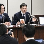 　２０２４年、父の遺影を前に記者会見する「大川原化工機」元顧問相嶋静夫さんの長男（右）＝東京・霞が関の司法記者クラブ