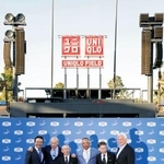 　記念写真に納まるユニクロの柳井正会長（左から３人目）、ドジャースのロバーツ監督（同４人目）ら＝２５日、米ロサンゼルス（共同）