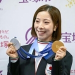 　２日、兵庫県宝塚市役所で、メダルを手に笑顔を見せる「りくりゅう」ペアの三浦璃来選手