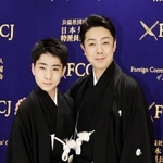 　日本外国特派員協会での記者会見を前に撮影に応じる、八代目尾上菊五郎さん（右）と六代目尾上菊之助さん＝２６日午前、東京都千代田区