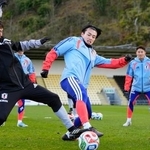 　スコットランド戦に向け調整する上田（手前右）ら＝ダンバートン（共同）