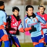 　スコットランド戦に向け調整する三笘（左から２人目）ら＝ダンバートン（共同）