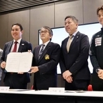 　日本フェンシング協会と日本パラフェンシング協会の連携協定締結式＝２６日、東京都内