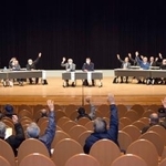 　球磨川漁協の総会で行われた、漁業補償金の配分案の賛否を問う採決＝２６日午後、熊本県八代市