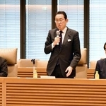 　自民党の日本・イラン友好議員連盟であいさつする岸田元首相（中央）。左はセアダット駐日イラン大使＝２６日午前、国会