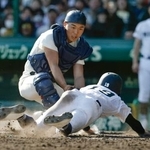 　三重-大阪桐蔭　９回裏三重２死二塁、秋山の左前打で本塁を突いた二走中森をタッチアウトにする捕手藤田＝甲子園