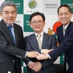 　新興企業を支援するファンド設立を発表した広島大の越智光夫学長（左）ら＝２６日午後、広島市南区