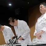 　記者会見で謝罪する兵庫県立はりま姫路総合医療センターの木下芳一院長（中央）ら＝２６日午後、兵庫県姫路市