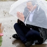 　ベトナム国籍のレェ・ティ・ニャット・リンさんの遺体が発見された現場を訪れ、手を合わせる父レェ・アイン・ハオさん＝２６日午前、千葉県我孫子市