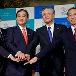 　記者会見を終え、ポーズをとる群馬銀行の深井彰彦頭取（中央左）と第四北越ＦＧの殖栗道郎社長（同右）＝２６日午後、東京都港区