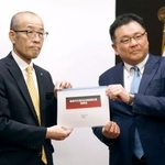 　能登半島地震と豪雨での石川県輪島市の対応に関する報告書を受け取る坂口茂市長（左）＝２６日午後、輪島市役所