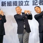 　新会社設立の記者会見でポーズをとる（左から）ＪＧＴＯの倉本昌弘副会長、諸星裕会長、ＮＳＳＫの津坂純社長＝２６日、東京都千代田区