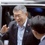 　２６日、台北市の台北地方法院（地裁）に姿を見せた柯文哲被告（共同）