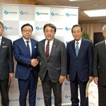 　赤沢経産相（中央）と会談した石油連盟の木藤俊一会長（左から２人目）ら＝２６日午後、東京都千代田区