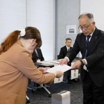 　いじめ問題対策委員会から答申を受ける佐賀県鳥栖市教委の佐々木英利教育長（右）＝２６日午後、鳥栖市役所