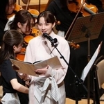 　東北ユースオーケストラの公演で朗読するのんさん＝２６日、東京・赤坂のサントリーホール