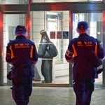 　女性が刺された商業施設「サンシャインシティ」に入る警視庁の捜査員＝２６日午後８時２７分、東京・池袋