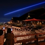 　春の夜間特別拝観が始まるのを前に、試験点灯でライトアップされた京都市東山区の清水寺。約千本の桜が照明に照らされ、清水の舞台を幻想的に彩った＝２６日夜