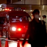 　女性が刺された商業施設「サンシャインシティ」の出入り口付近＝２６日午後８時５２分、東京・池袋