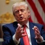 　閣議に臨むトランプ米大統領＝２６日、ホワイトハウス（ゲッティ＝共同）