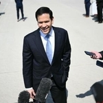 　記者団に話すルビオ米国務長官＝２６日、米東部メリーランド州・アンドルーズ空軍基地（ＡＰ＝共同）