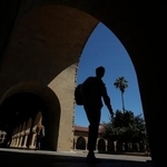 　スタンフォード大のキャンパスを歩く人＝２０１９年、米カリフォルニア州（ＡＰ＝共同）