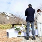 　２０１７年に雪崩が起きた斜面を見渡せる献花台を訪れた人たち＝２７日午前、栃木県那須町