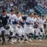 　八戸学院光星に勝利し、駆け出す中京大中京ナイン＝甲子園