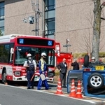 　バスと軽乗用車の事故現場＝２７日午前１０時４分、京都市西京区