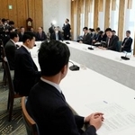 　首相官邸で開かれたクマ対策の関係閣僚会議＝２７日午前