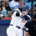 　ダイヤモンドバックス戦の１回、右前打を放つドジャース・大谷＝ロサンゼルス（共同）