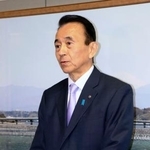 　記者団の取材に応じる静岡県の鈴木康友知事＝２７日午前、静岡県庁