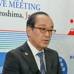 　記者会見する広島市の松井一実市長＝２７日午前、市役所