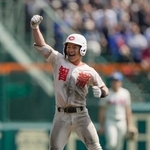 　智弁学園-花咲徳栄　５回裏、２点二塁打を放ち、ガッツポーズする智弁学園・志村＝甲子園