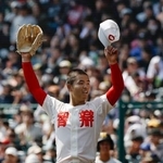 　花咲徳栄を破り、喜ぶ智弁学園・杉本＝甲子園