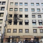 　１４日に火災が発生したカプセルホテルが入るビル＝１６日、ソウル